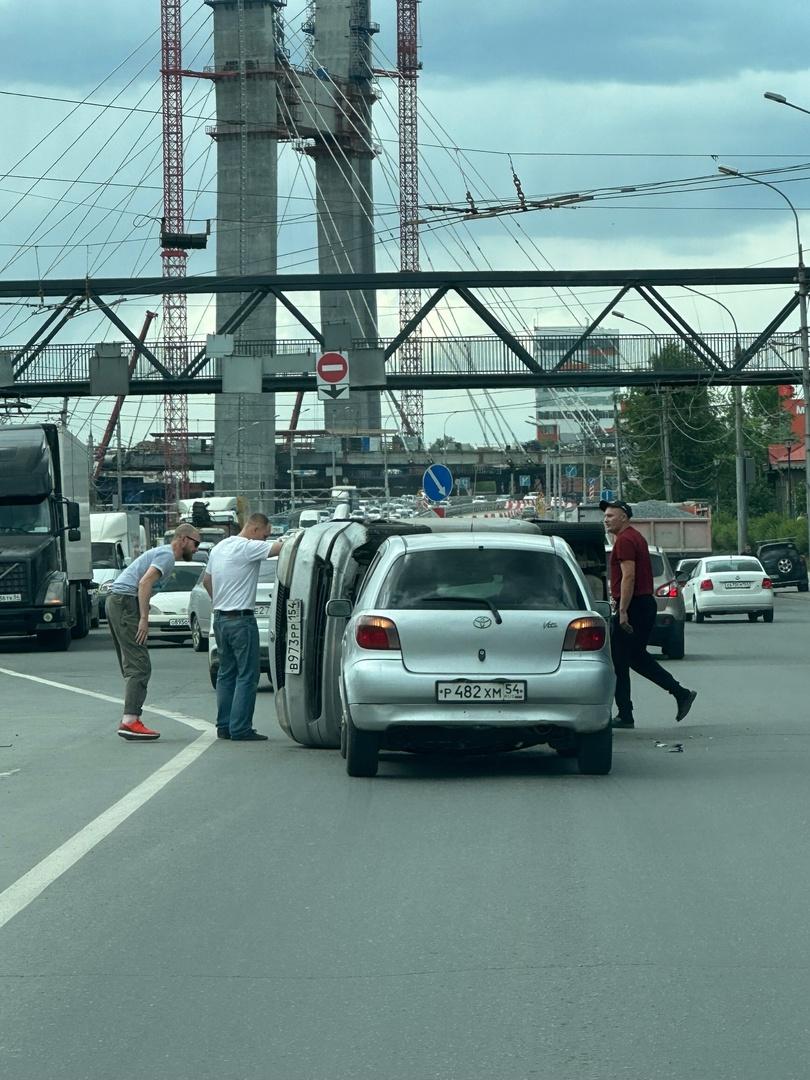 Фото В Новосибирске фура и две «Тойоты» столкнулись рядом с подъемом на Октябрьский мост 2